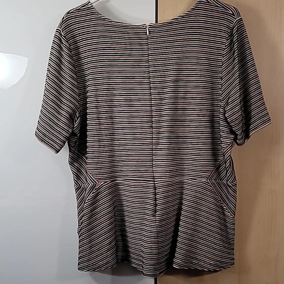 Woman's Talbots 1X Short Sleeve Top, Zipper in Back, Preloved Tan Black pinstrip - Picture 6 of 13